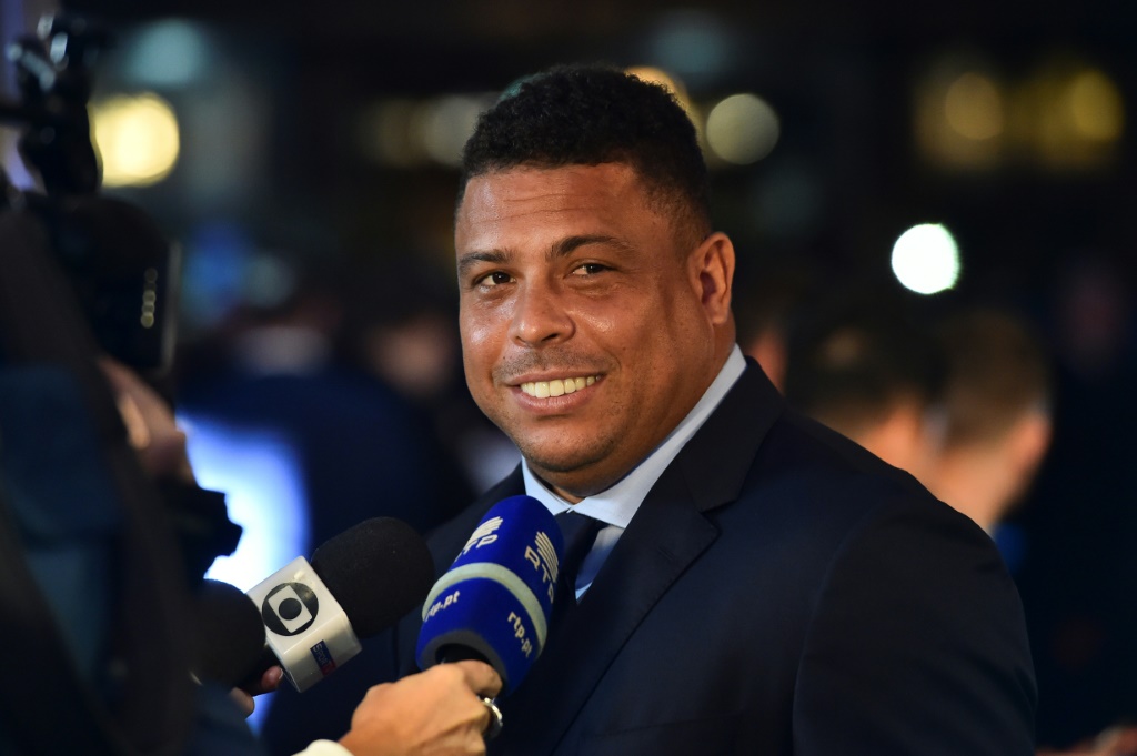 L'ex-star brésilienne Ronaldo, interrogée par les reporters à Londres, le 23 octobre 2017, a investi dans son ancien club de Cruzeiro