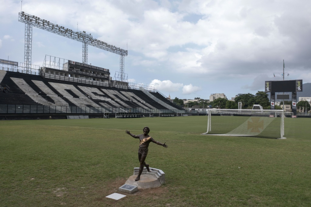 Vue aérienne de la statue de l'icône de Vasco de Gama Roberto Dinamite au stade  Sao Januario, le 13 mai 2022