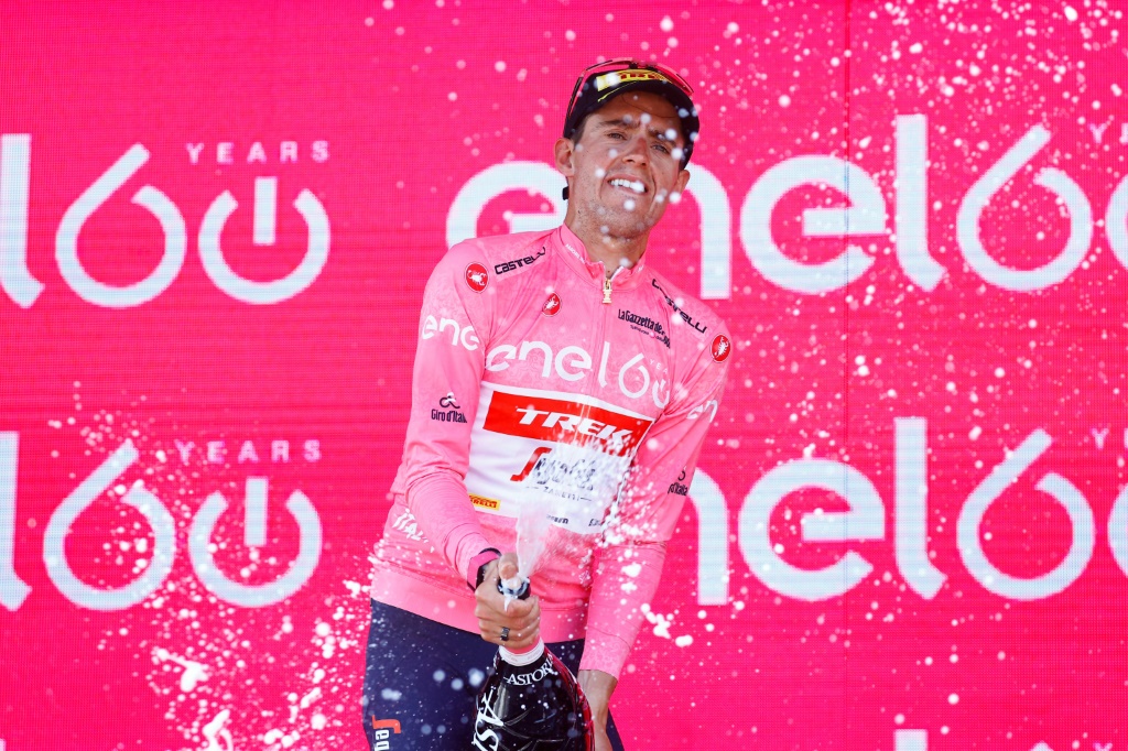 L'Espagnol Juan Pedro Lopez toujours maillot rose du Giro à l'arrivée de la 11e étape, le 18 mai 2022 à Reggio Emilia