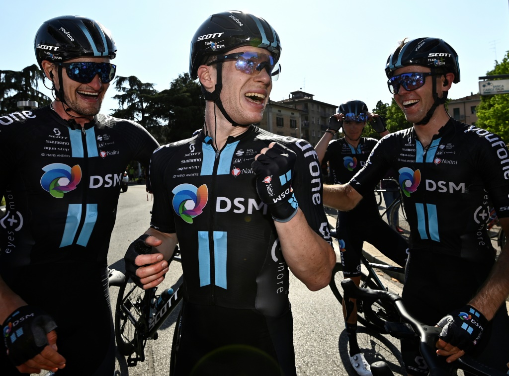 La joie d'Alberto Dainese (c) et de ses coéquipiers de l'équipe DSM à l'arrivée de la 11e étape du Giro, le 18 mai 2022 à Reggio Emilia