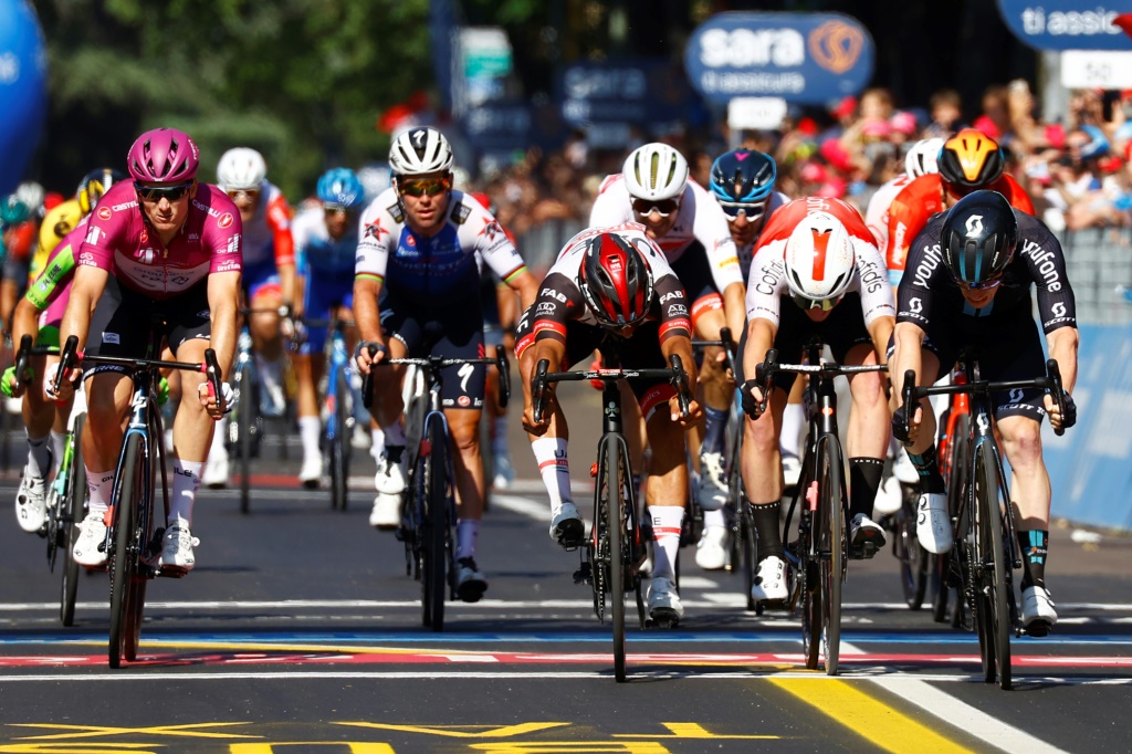 Le Français Arnaud Démare (g) battu au sprint à l'arrivée de la 11e étape du Giro, le 18 mai 2022 à Reggio Emilia
