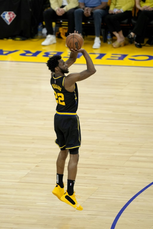 Tentative à trois points de Andrew Wiggins des Golden State Warriors contre les Dallas Mavericks en finale de Conférence Ouest en NBA le 18 mai 2022 au Chase Center à San Francisco