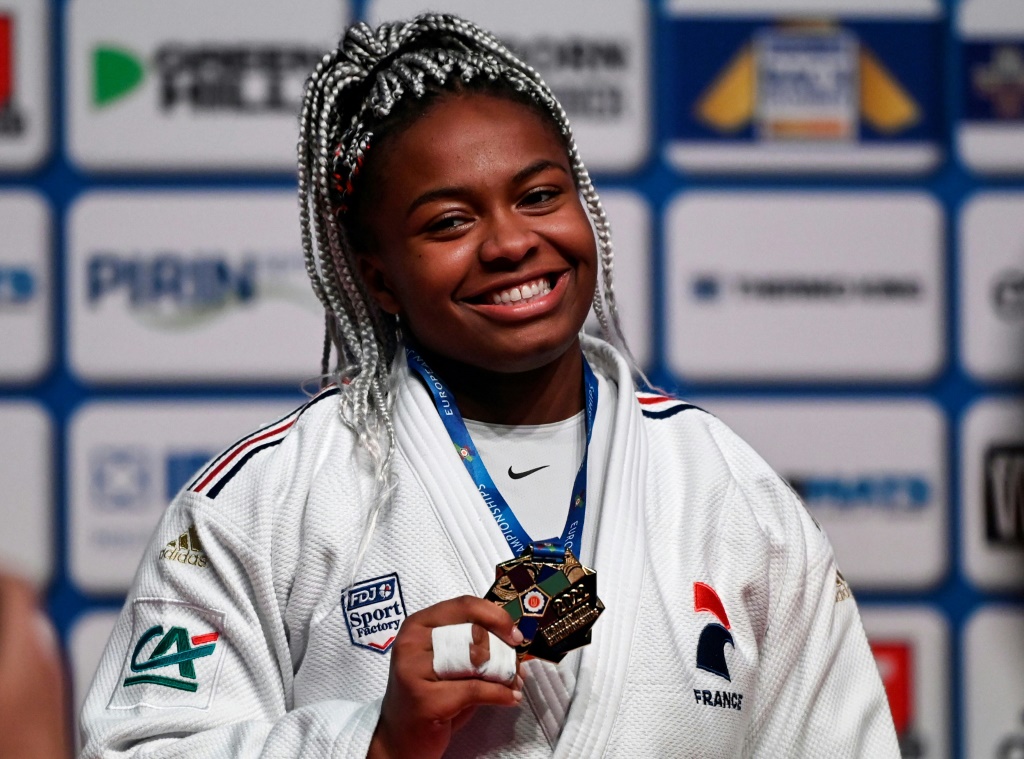 La Française Romane Dicko pose avec sa médaille d'or, après avoir remporté sa troisième couronne continentale (+78 kg) en battant en finale l'Israélienne Raz Hershko aux Championnats d'Europe de judo, le 1er mai 2022 à Sofia
