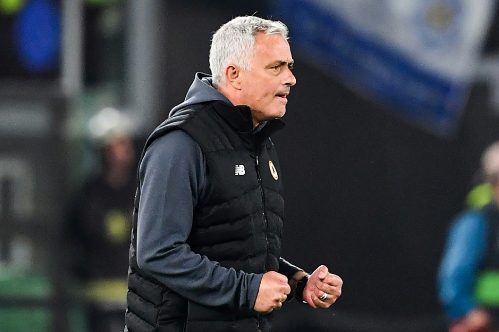 L'entraîneur portugais de l'AS Roma, Jose Mourinho, pendant la demi-finale retour de Ligue Europa Conference contre Leicester City, à Rome, le 5 mai 2022