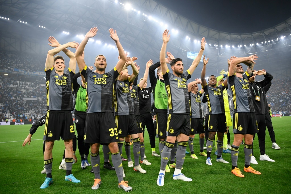 Les joueurs du Feyenoord Rotterdam célèbrent leur qualification pour la finale de Ligue Europa Conference après avoir éliminé l'Olympique de Marseille en demi-finales, à Marseille, le 5 mai 2022