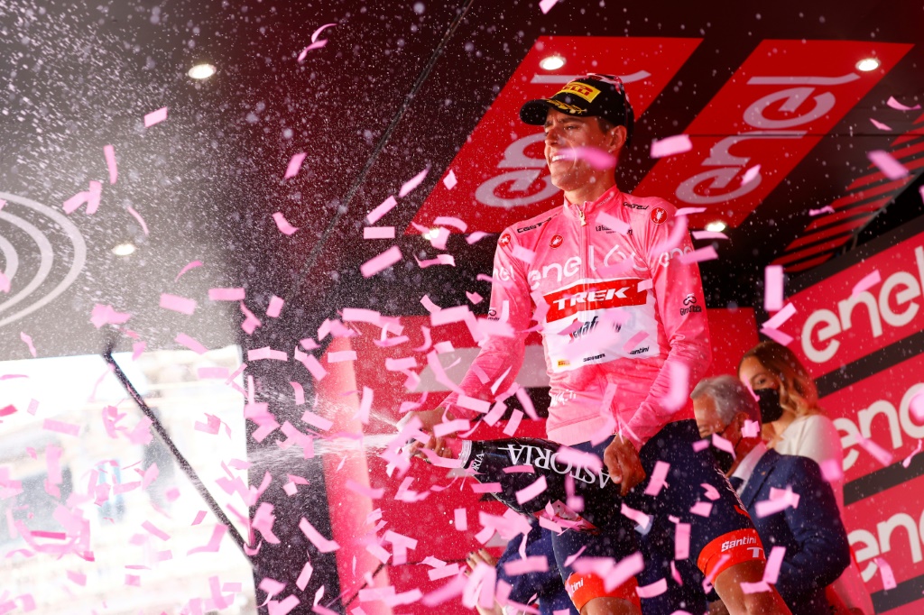 L'Espagnol Juan Pedro Lopez toujours maillot rose du Giro à l'arrivée de la 12e étape, le 19 mai 2022 à Gênes