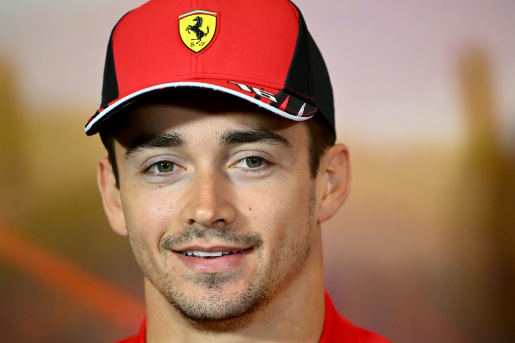 Le pilote Ferrari Charles Leclerc lors d'une conférence de presse sur le circuit de Catalogne le 20 mai 2022 à  Montmelo près de Barcelone