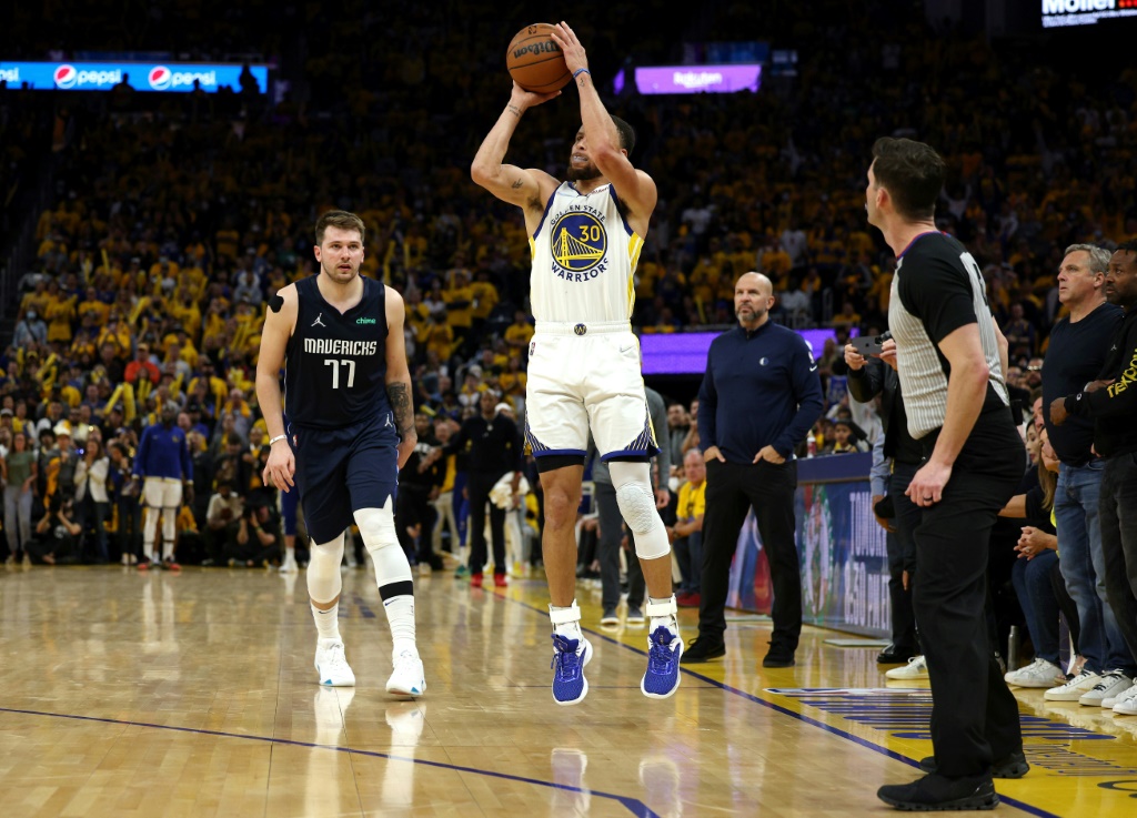 Stephen Curry shoote à trois points devant Luka Doncic lors de la victoire des Warriors face aux Dallas Mavericks, le 20 mai 2022 à San Francisco.