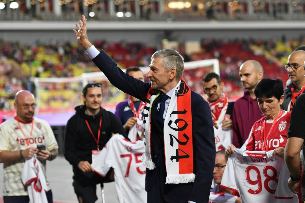 Le président russe de l'AS Monaco Dmitry Rybolovlev salue les supporters avant le match contre Brest le 14 mai 2022 au stade Louis II de Monaco
