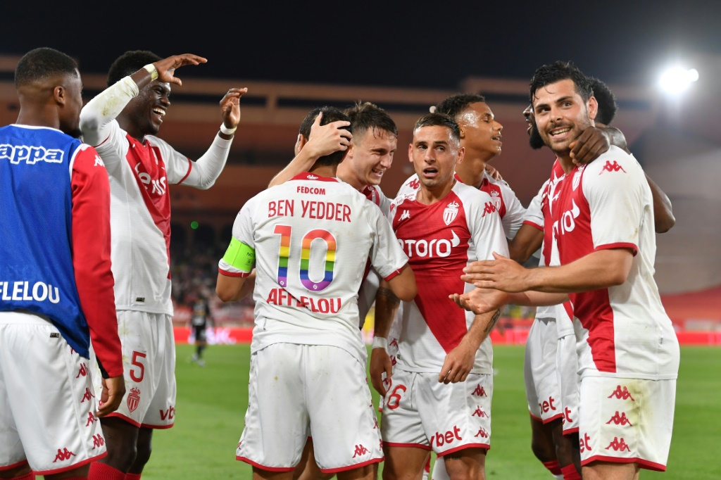 L'attaquant de Monaco Kevin Volland et ses coéquipiers se congratulent après avoir marqué contre Brest au stade Louis II de Monaco le 14 mai 2022