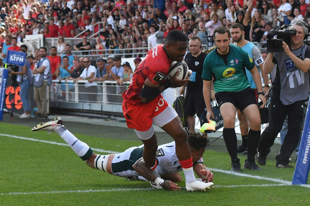 L'ailier fidjien de Toulon Jiuta Wainigolo inscrit un essai contre Pau, le 21 mai 2022 au stade Mayol