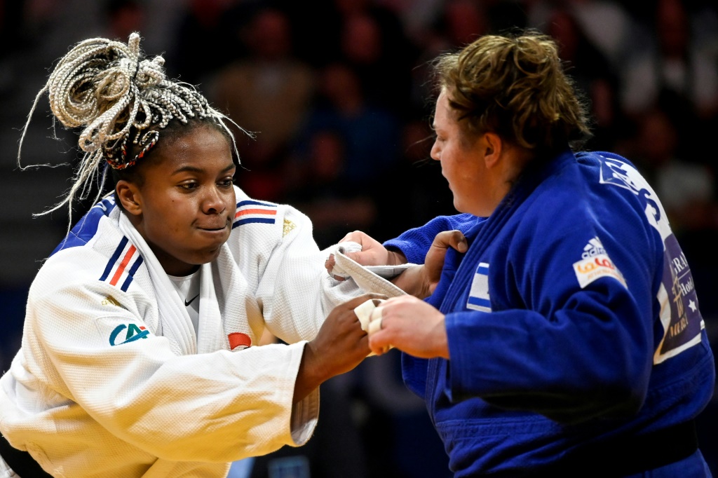 La Française Romane Dicko face à l'Israélienne Raz Hershko, lors de leur combat en finale (+78 kg) aux Championnats d'Europe de judo, le 1er mai 2022 à Sofia