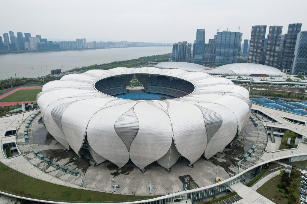 Le stade du centre des sports de Hangzhou, une des enceintes dédiées aux Jeux asiatiques reportés, le 1er avril 2022