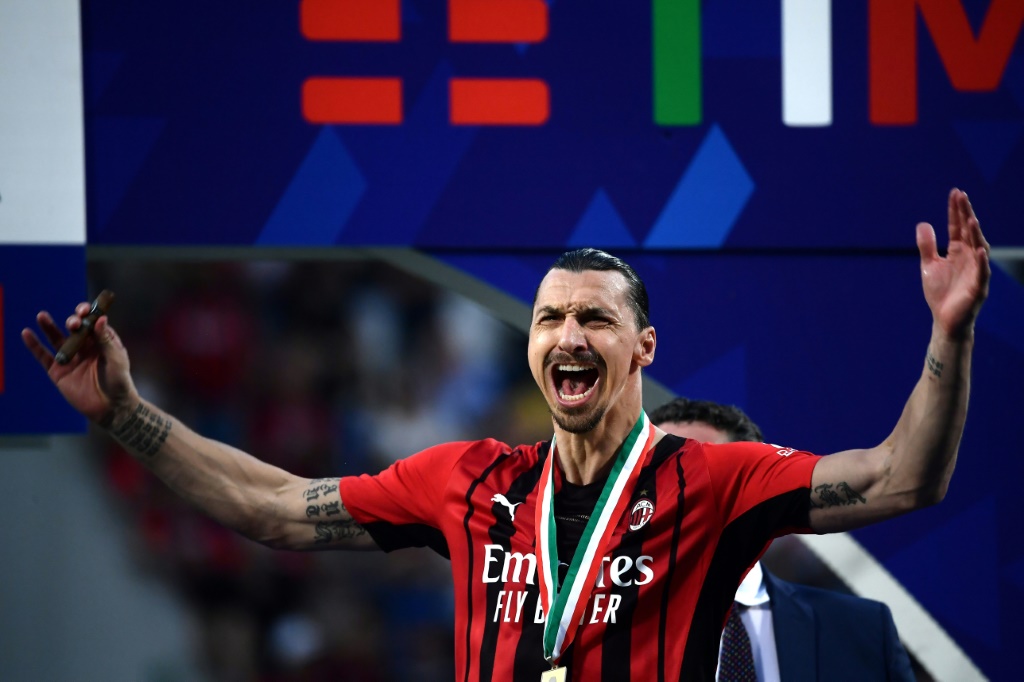 Zlatan Ibrahimovic arbore la médaille de champion d'Italie après le sacre obtenu avec l'AC Milan à Sassuolo, le 22 mai 2022