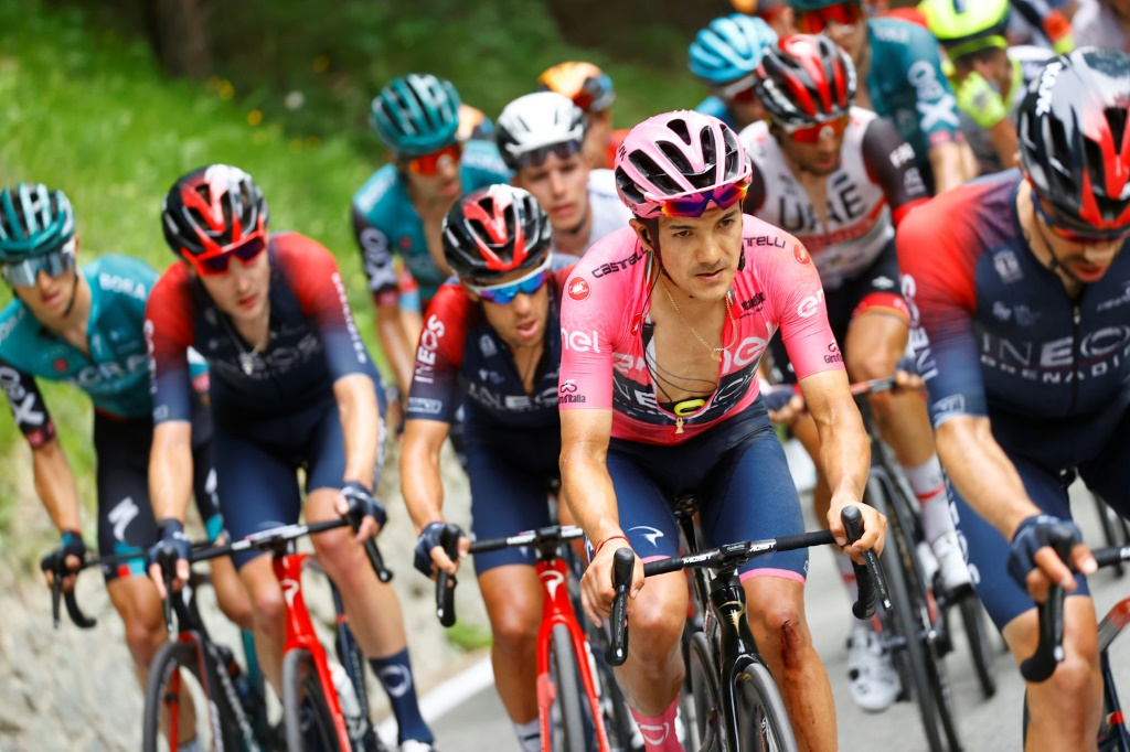 Le maillot rose Richard Carapaz protégé par son équipe dans la montée vers Cogne, terme de la 15 étape du Giro, le 22 mai 2022