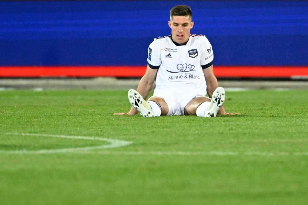 La déception du milieu de Bordeaux Danylo Ignatenko à l'issue du match à Brest scellant la descente des Girondins en Ligue 2, le 21 mai 2022