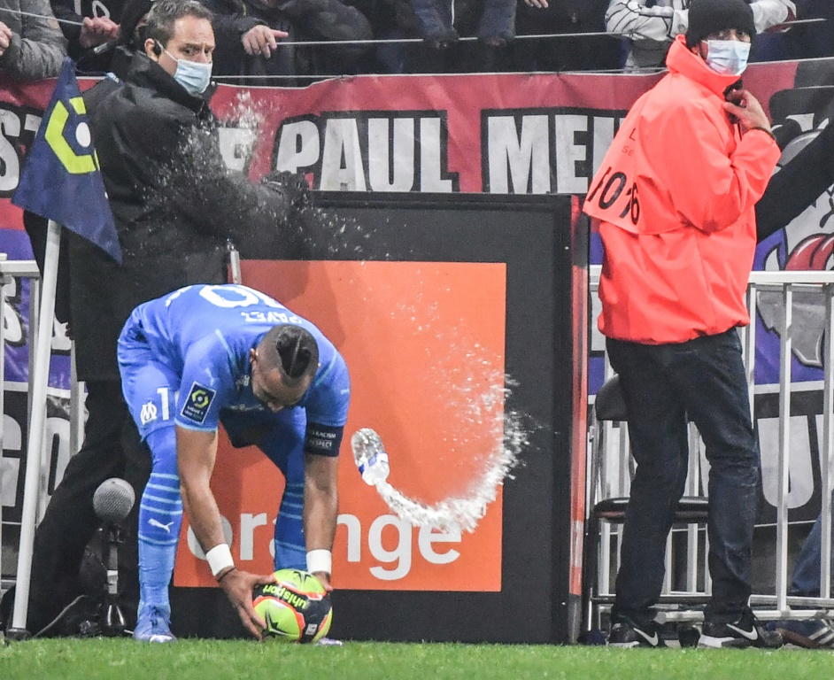 Le milieu marseillais Dimitri Payet touché par une bouteille d'eau lancée depuis un virage de supporters lyonnais à  Décines, le 21 novembre 2021