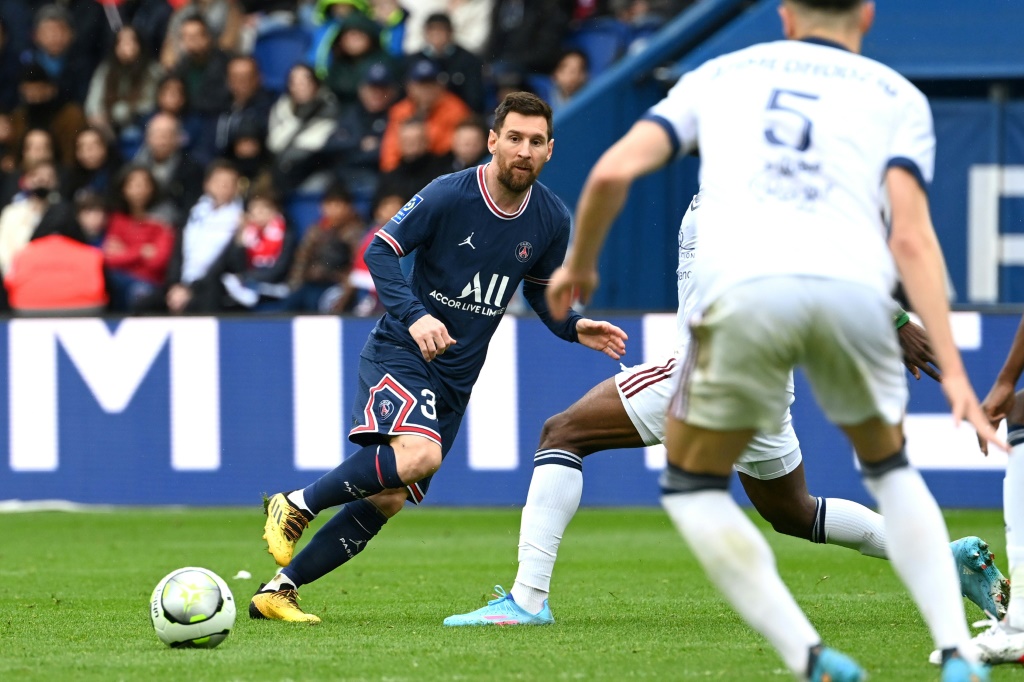 La mégastar du PSG Lionel Messi sifflée à chaque touche de balle contre Bordeaux par ses supporters au Parc des Princes, le 13 mars 2022