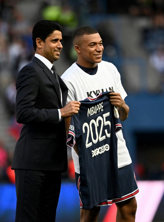 Le président du PSG Nasser Al-Khelaïfi (g) et Kylian Mbappé lors de l'annonce de la prolongation de contrat de l'attaquant star, au Parc des Princes à Paris, le 21 mai 2022