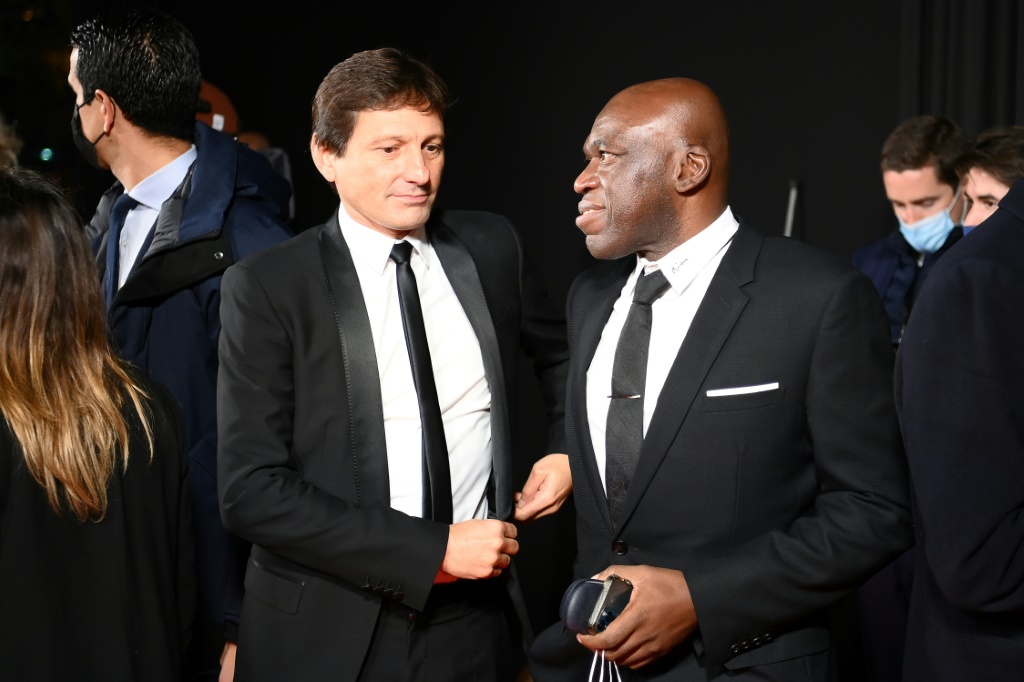 Le directeur sportif du PSG Leonardo (g) et Wilfried Mbappé, le père de Kylian Mbappé, avant la cérémonie du Ballon d'Or à Paris, le 29 novembre 2021