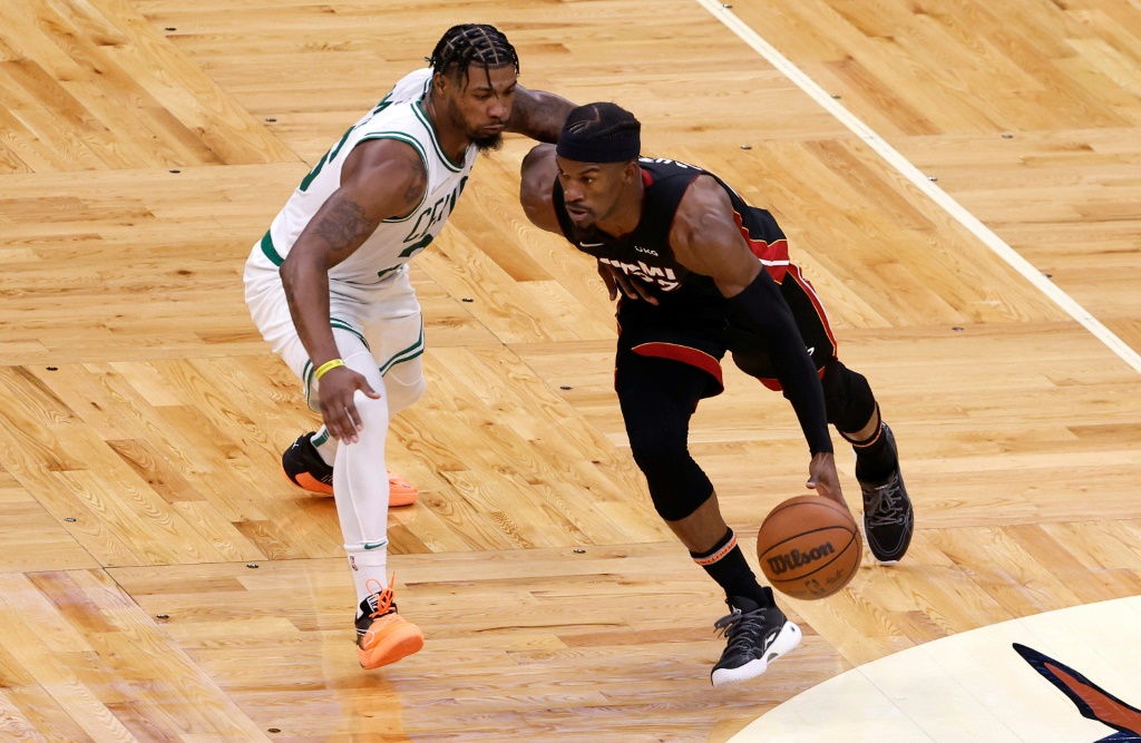 Jimmy Butler (#22) du Miami Heat contourne Marcus Smart (#36) des Boston Celtics dans le deuxième quart-temps du Match 3 de la finale de la Conférence Est en playoffs de la NBA, remporté par le Heat samedi 21 mai 2022 au TD Center de Boston