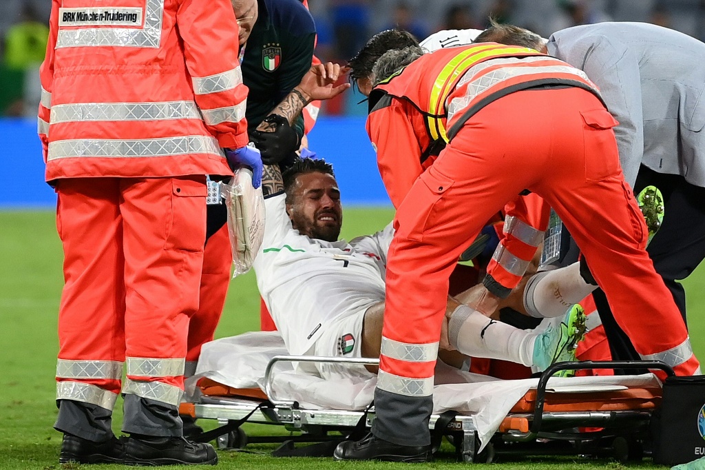 Leonardo Spinazzola quitte le terrain sur une civière après sa blessure au tendon d'Achelle en quart de finale de l'Euro contre la Belgique le 2 juillet 2021 à Munich