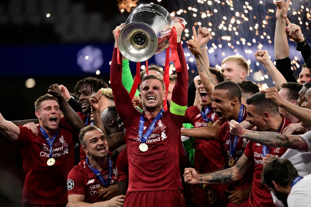 Le capitaine Jordan Henderson soulève le trophée de C1 remporté par Liverpool aux dépens de Tottenham à Madrid, le 1er juin 2019