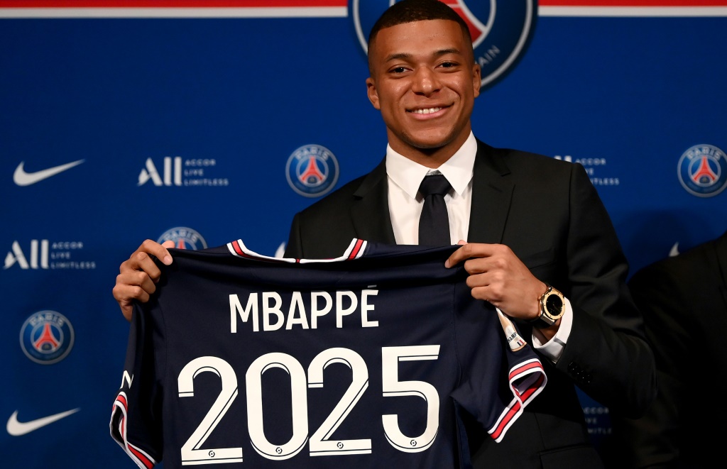 Kylian Mbappé à la fin de la conférence de presse sur sa prolongation de contrat au Paris SG jusqu'en 2025 le 23 mai 2022 au Parc des Princes