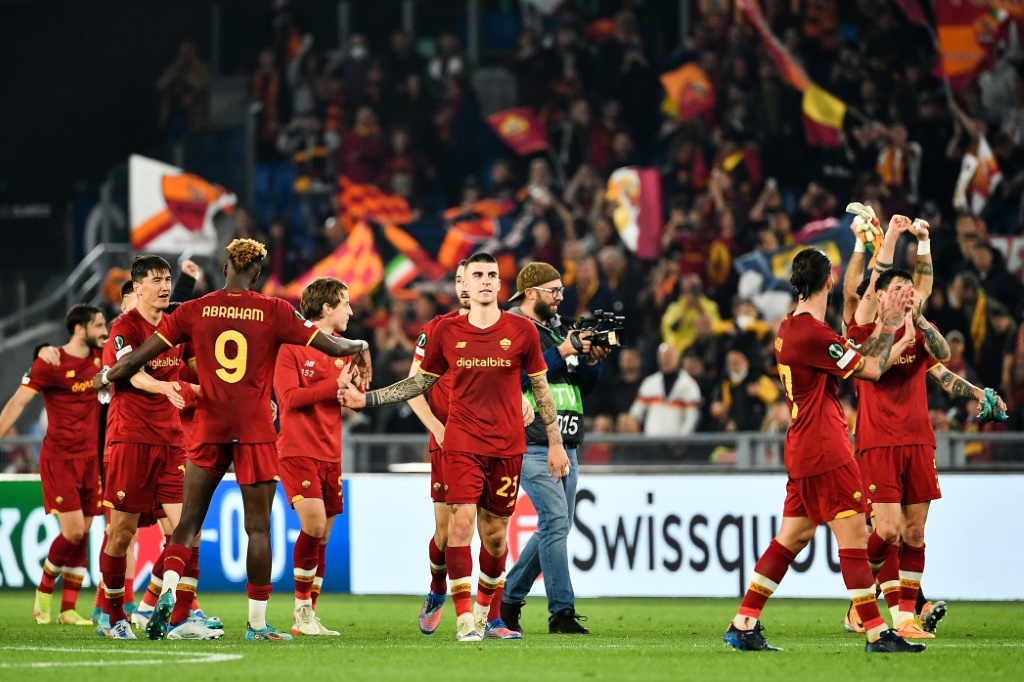 Les joueurs de l'AS Roma savourent leur qualification pour la finale de la C4 après leur succès sur Leicester au stade olympique de Rome, le 5 mai 2022