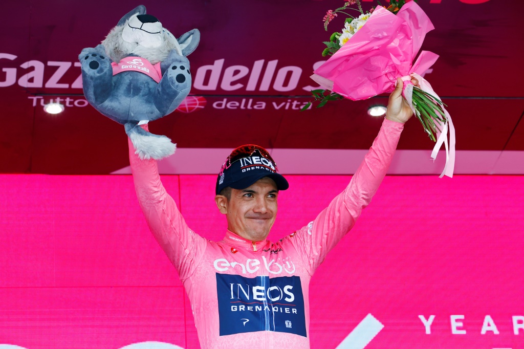 L'Equatorien Richard Carapaz, maillot rose du Giro, lors de la 17e étape entre Ponte di Legno et Lavarone, le 25 mai 2022