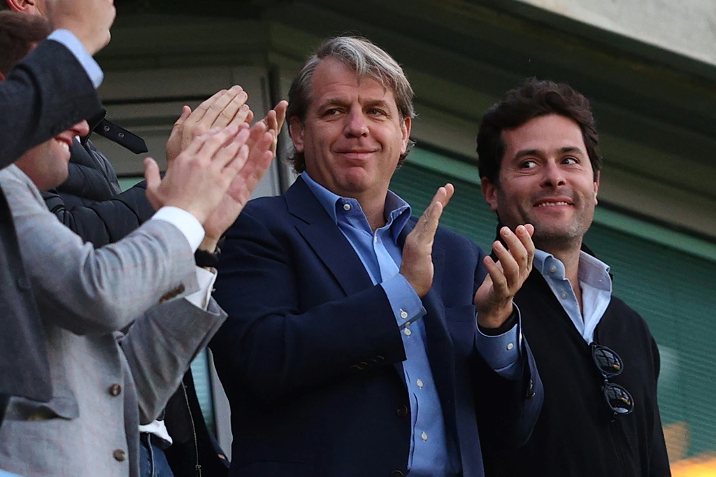L'Américain Todd Boehly (au centre) applaudit le premier but de Chelsea face à Leicester en Premier League à Stamford Bridge à Londres le 19 mai 2022.