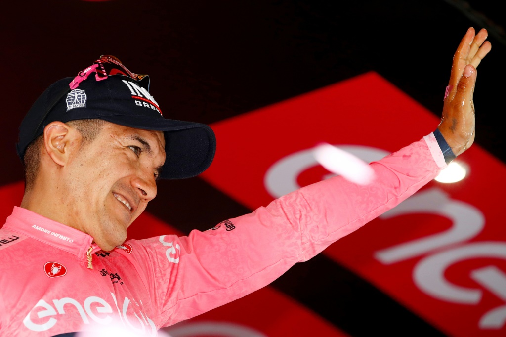 L'Equatorien Richard Carapaz, toujours maillot rose du Giro après la 16e étape à Aprica, Italie, le 24 mai 2022