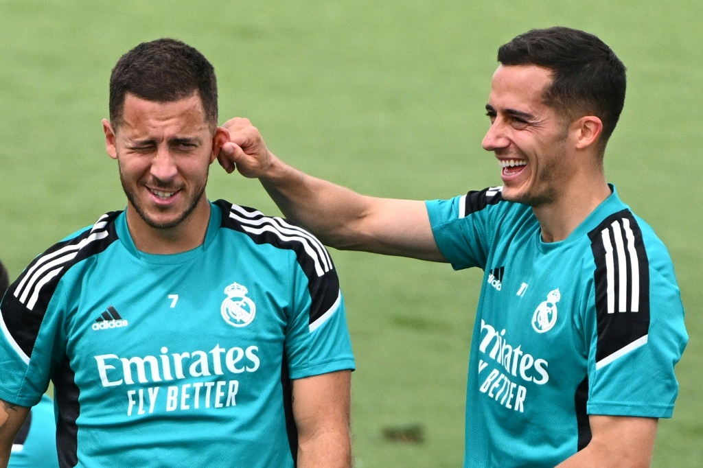 Les joueurs du Real Madrid Eden Hazard (g) et Lucas Vazquez à l'entraînement, le 24 mai 2022 à Madrid