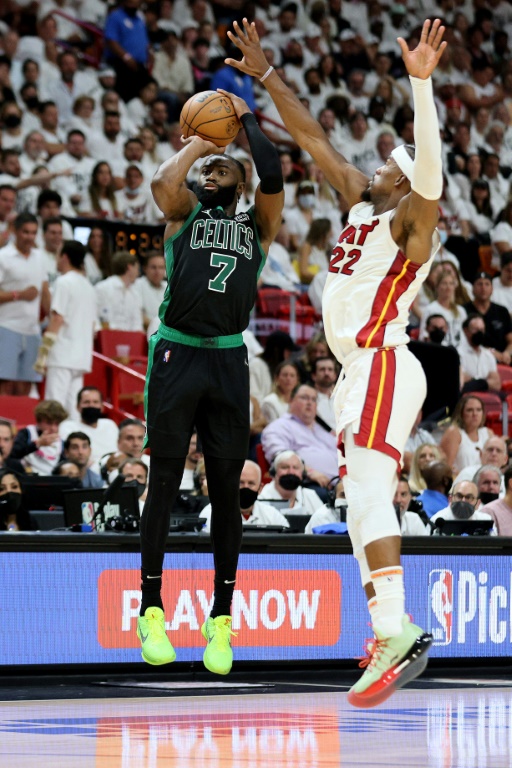 Jaylen Brown (g.), des Boston Celtics et Jimmy Butler (d.), du Heat de Miami, lors du cinquième match des finales de la conférence Est de la NBA, à la FTX Arena de Miami, le 25 mai 2022