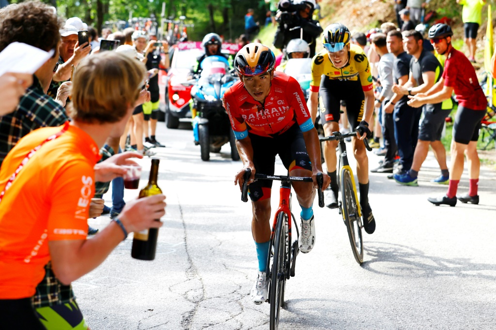 Santiago Buitrago devance le Néerlandais Gijs Leemreize dans l'ascension finale de la 17e étape du Giro entre Ponte di Legno et Lavarone, le 25 mai 2022