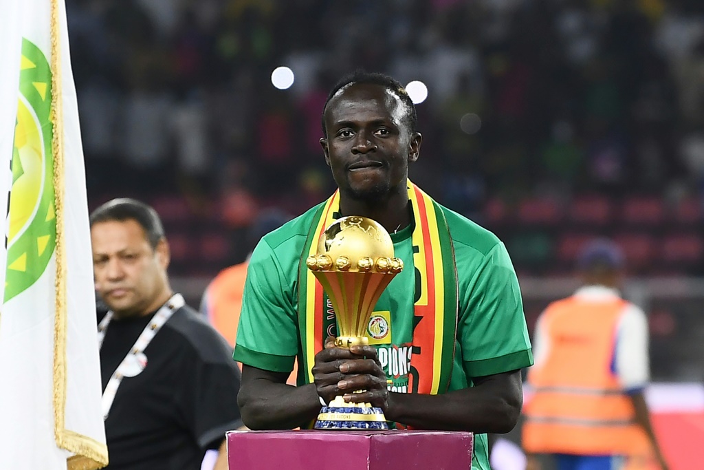 L'attaquant Sadio Mané s'apprête à soulever le trophée de la Coupe d'Afrique des nations, après la victoire en finale du Sénégal face à l'Egypte (0-0, 4-2 t.a.b), le 6 février 2022 au Stade Olembé à Yaoundé (Cameroun)