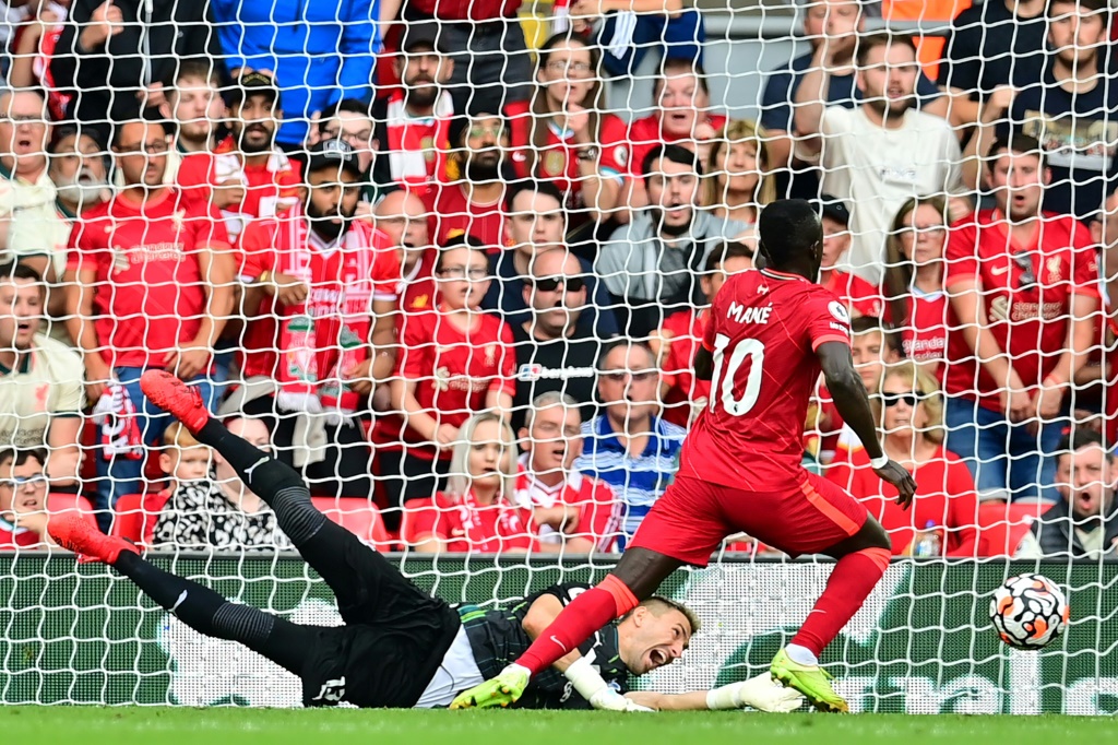 L'attaquant de Liverpool Sadio Mané ouvre le score face au gardien espagnol de Crystal Palace Vicente Guaita, lors de la 5e journée de Premier League, le 18 septembre 2021 au Stade d'Anfield Road