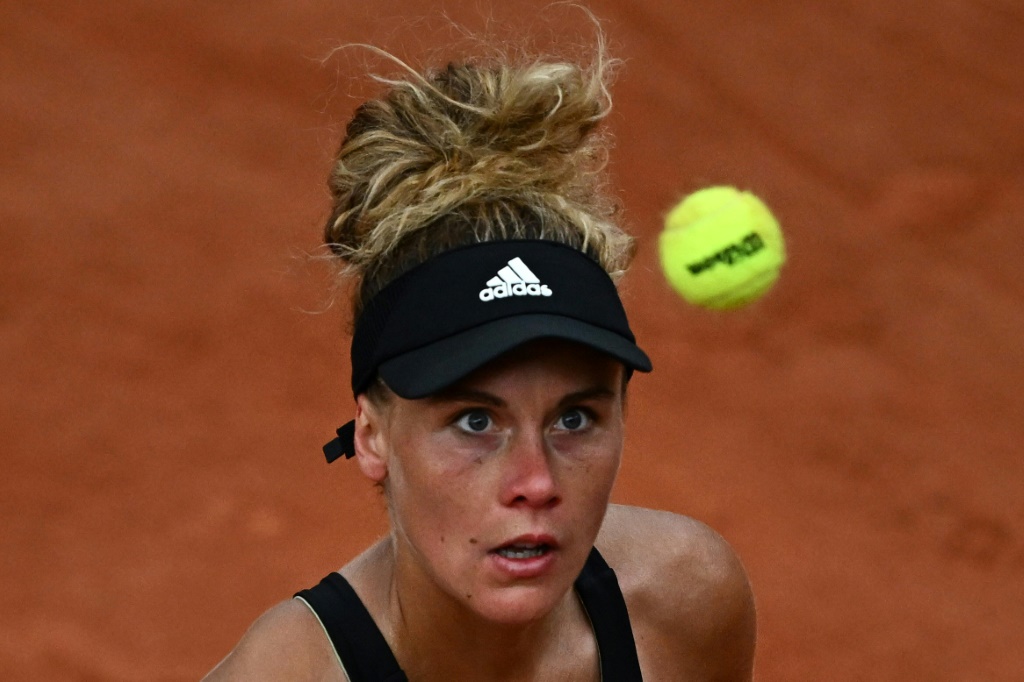 La Française Léolia Jeanjean, lors de son match du 2e tour face à  la Tchèque Karolina Pliskova, le 26 mai 2022 au 2e tour du tournoi de Roland-Garros