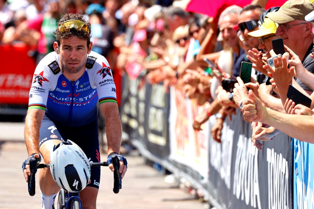 Le Britannique Mark Cavendish arrive au départ de la 18e étape du Giro, le 26 mai 2022 à Borgo Valsugana