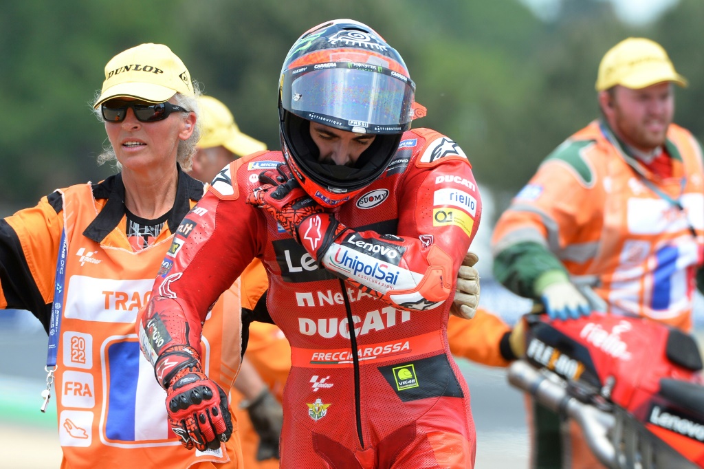 Francesco Bagnaia se relève après sa chute lors du Grand Prix de France de MotoGP au Mans le 15 mai 2022