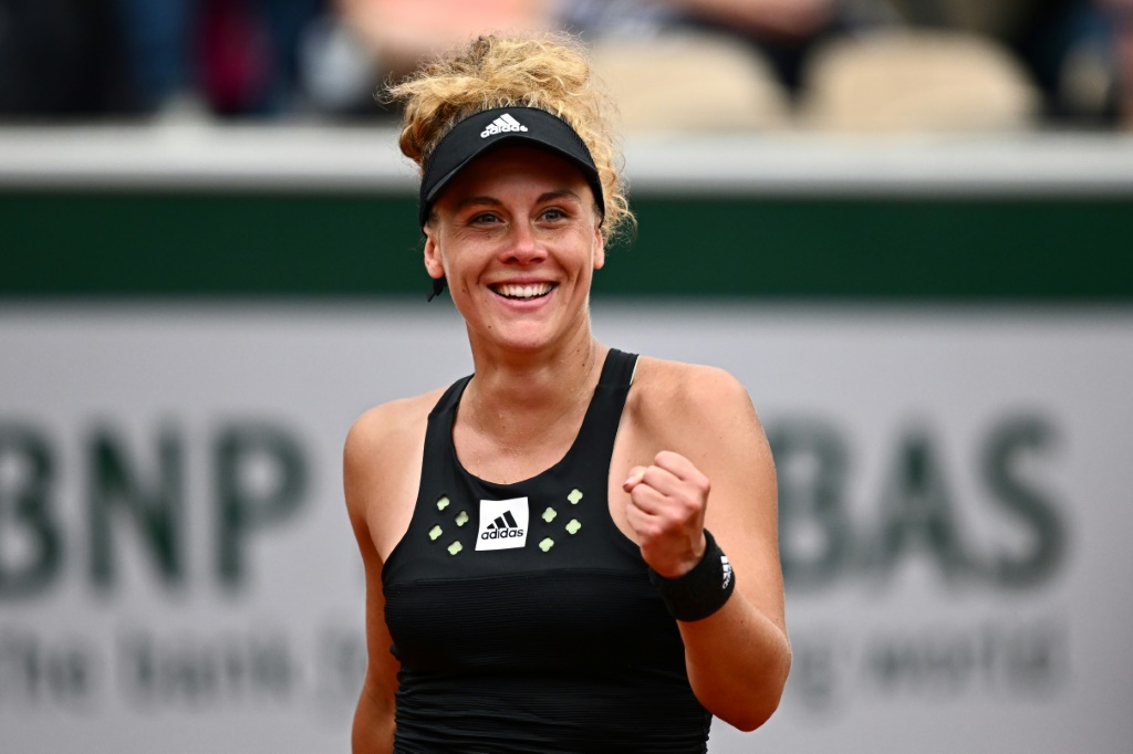 La joie de la Française Léolia Jeanjean, après sa victoire (6-2, 6-2) face à la Tchèque Karolina Pliskova, le 26 mai 2022 au 2e tour du tournoi de Roland-Garros, à Paris