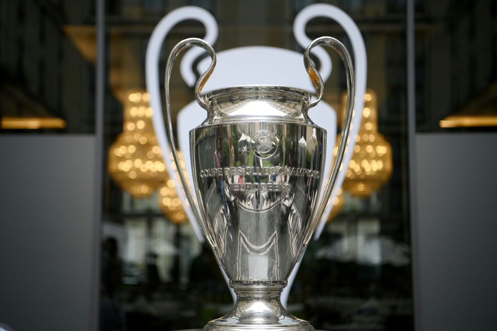 Le trophée de la Ligue des Champions, présenté le 27 mai 2022 à Paris, à la veille de la finale entre le Real Madrid et Liverpool, au Stade de France à Saint-Denis