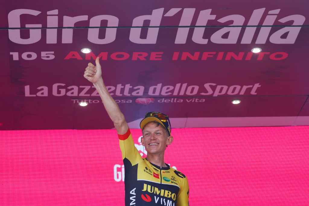 Le coureur de la Jumbo Koen Bouwman savoure sa victoire sur le podium de la 19e étape du Giro au sanctuaire de Castelmonte, le 27 mai 2022