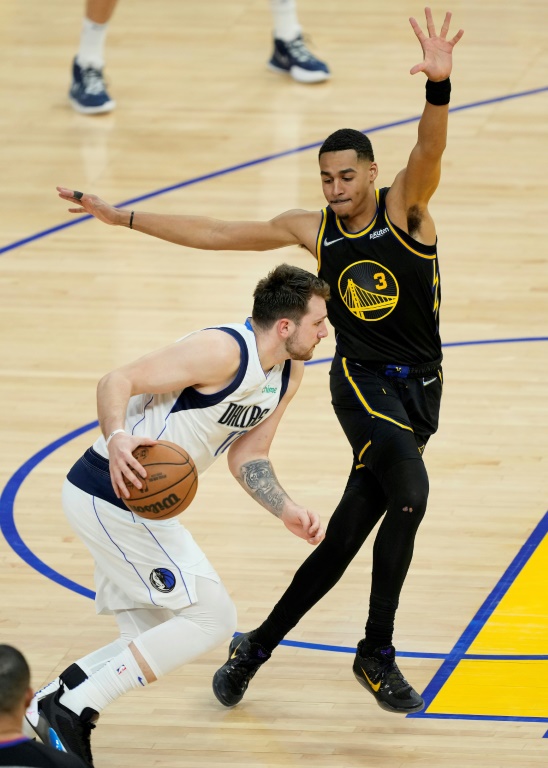 Luka Doncic (g.), des Dallas Mavericks, face à Jordan Poole (d.), des Golden State Warriors, pendant le cinquième match des finales de la Conférence Ouest de la NBA, à San Francisco, le 26 mai 2022