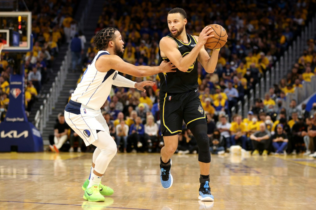 Stephen Curry (d.), des Golden State Warriors, face à Jalen Brunson (g.), des Dallas Mavericks, pendant le cinquième match des finales de la Conférence Ouest de la NBA, à San Francisco, le 26 mai 2022