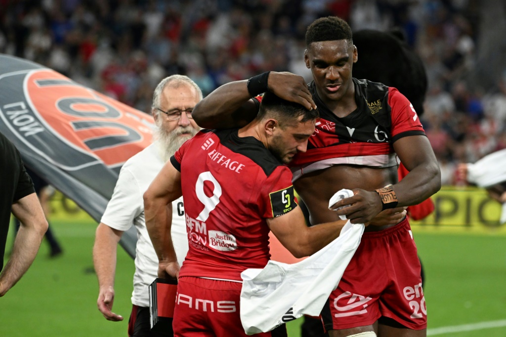 La joie de Baptiste Couilloud (N.9) et son coéquipier Joel Kpoku à l'issue de leur succès contre Toulon en finale du Challenge européen à Marseille, le 27 mai 2022