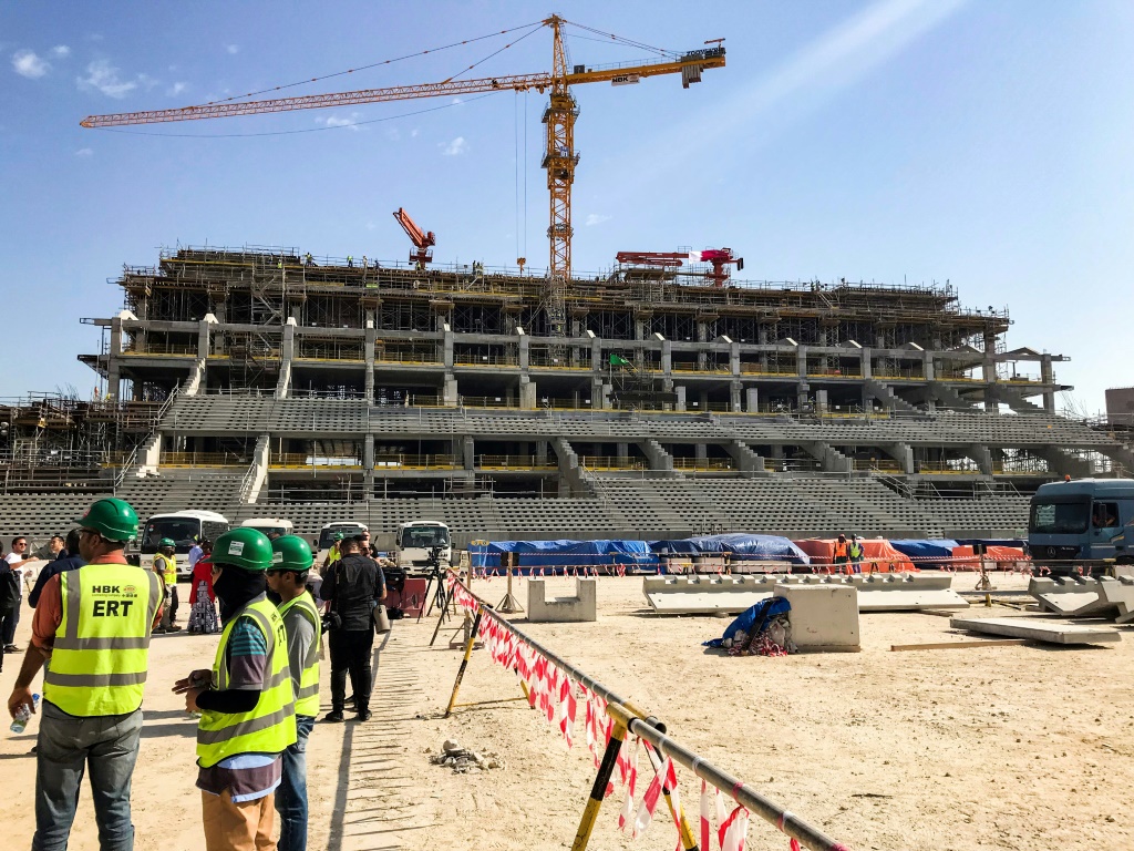 Des ouvriers travaillent sur le chantier du stade de Lusail (Qatar), une enceinte de 80.000 places, le 15 décembre 2018, qui accueillera les matches d'ouverture et de clôture de la Coupe du monde de football 2022