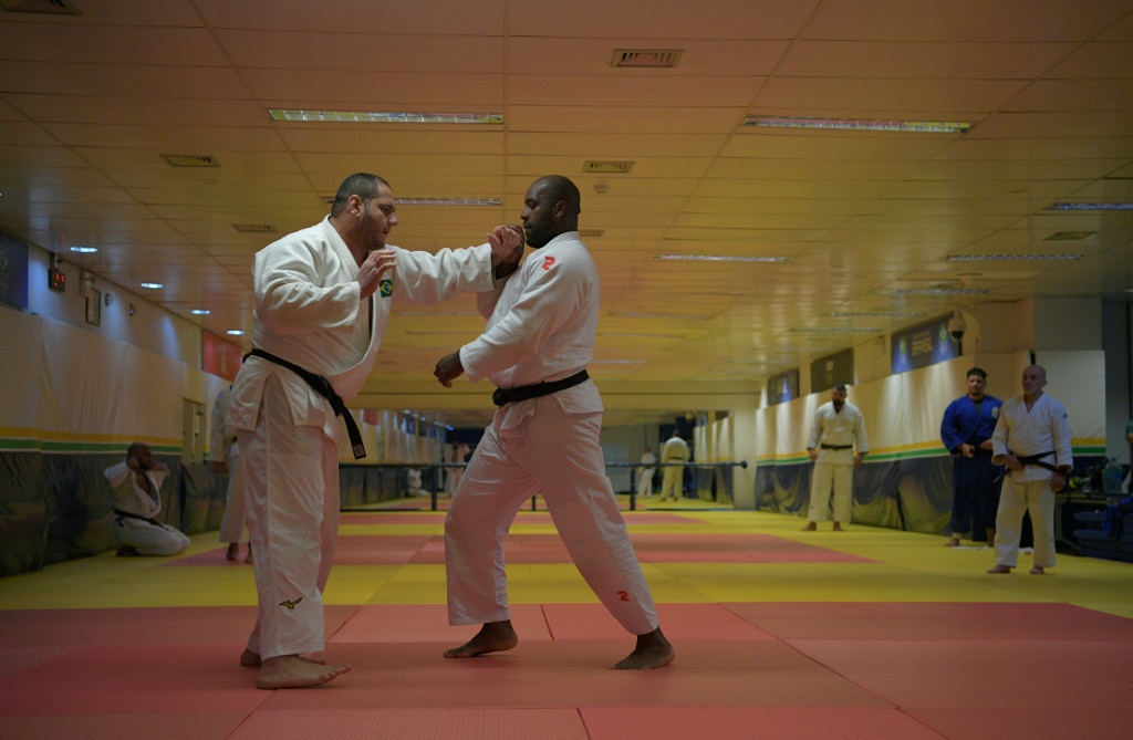Le judoka Teddy Riner, à l'entraînement avec le Brésilien Rafael Silva, lors d'un stage, le 11 mars 2022 à Rio de Janeiro
