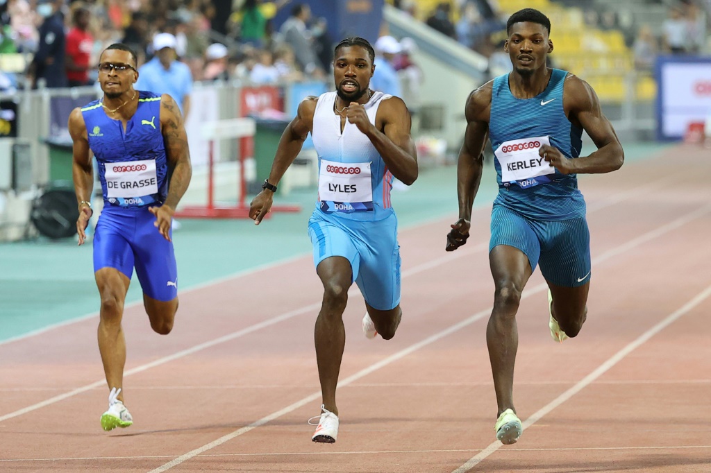Le Canadien André de Grasse (g), l'Américain Noah Lyles (c) et l'Américain Fred Kerley, lors du 200 m au meeting de Doha, le 13 mai 2022