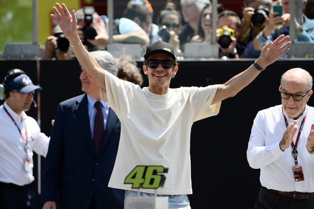 Le jeune retraité, l'Italien Valentino Rossi, nonuple champion du monde de MotoGP, acclamé par les tifosi, le 28 mai 2022 sur le circuit de Mugello à l'occasion des qualifications pour le Grand Prix d'Italie de MotoGP